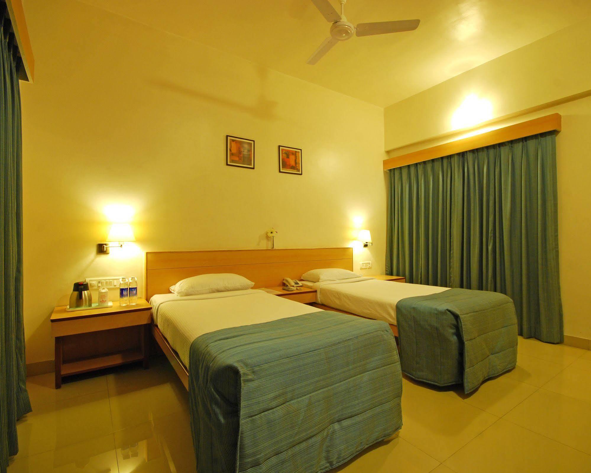 Hotel Phoenix Koregaon Park Pune Zewnętrze zdjęcie