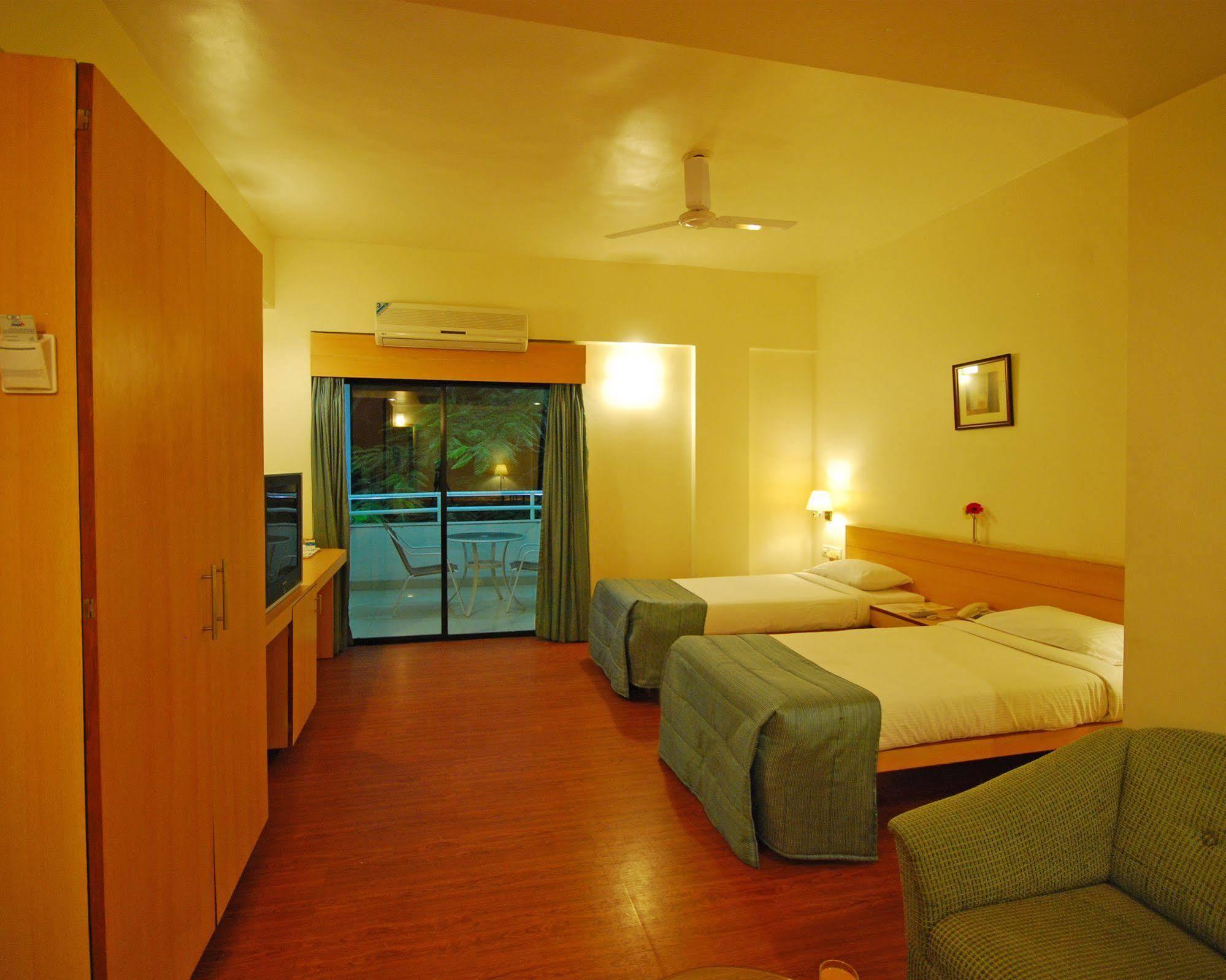 Hotel Phoenix Koregaon Park Pune Zewnętrze zdjęcie