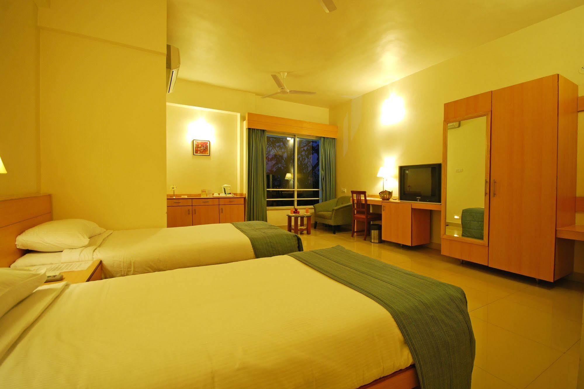 Hotel Phoenix Koregaon Park Pune Zewnętrze zdjęcie