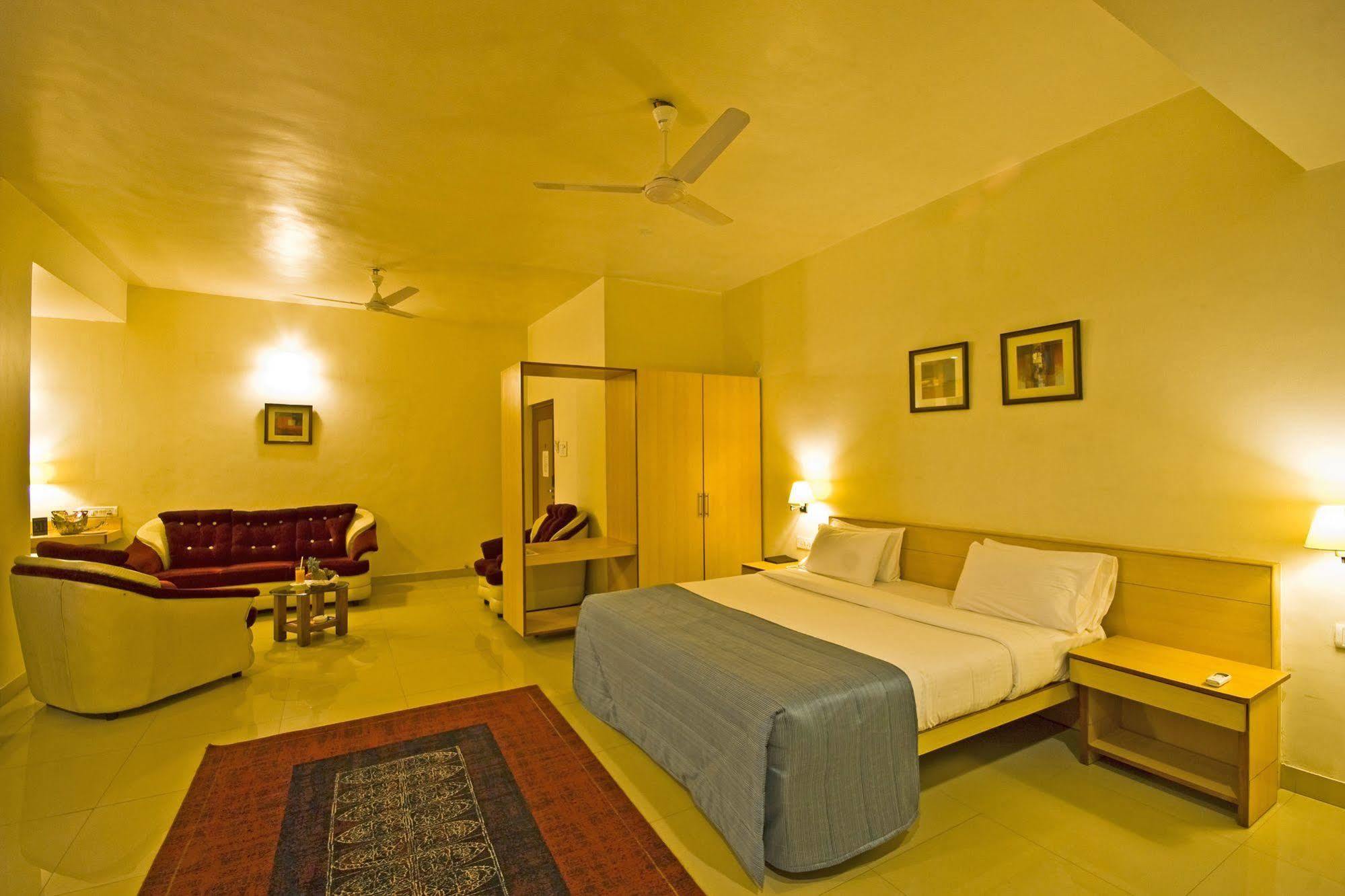 Hotel Phoenix Koregaon Park Pune Zewnętrze zdjęcie