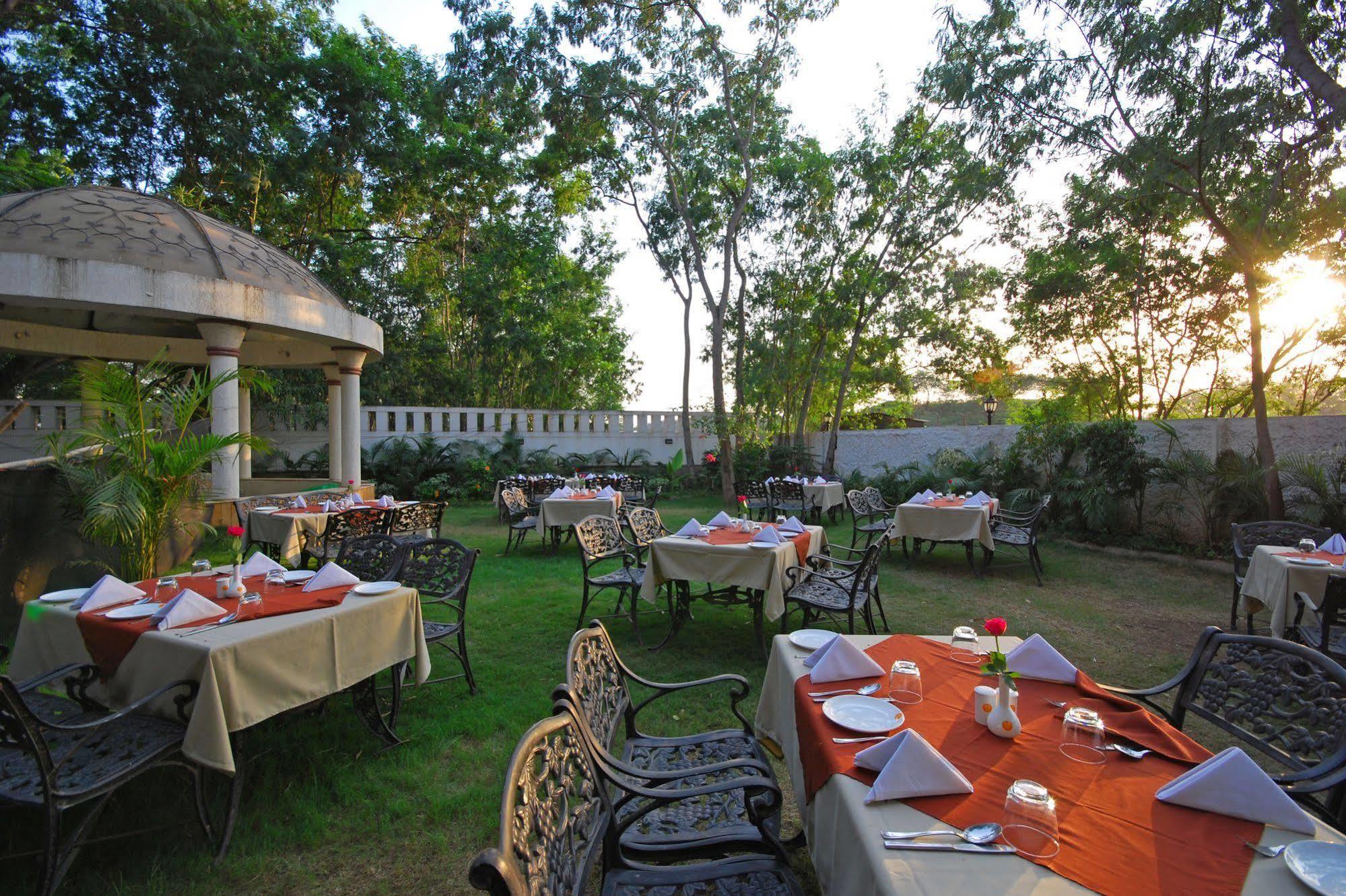 Hotel Phoenix Koregaon Park Pune Zewnętrze zdjęcie