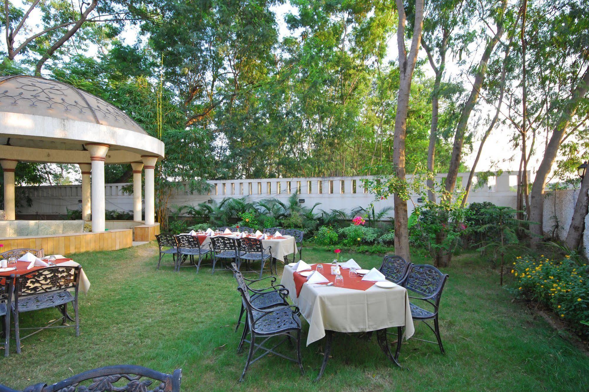 Hotel Phoenix Koregaon Park Pune Zewnętrze zdjęcie